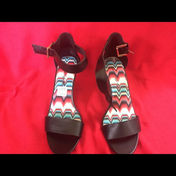 Black wedge heel sandals. - Picture 2 of 5